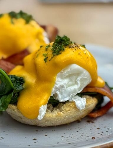 Eggs Benedict with spinach and hollandaise sauce