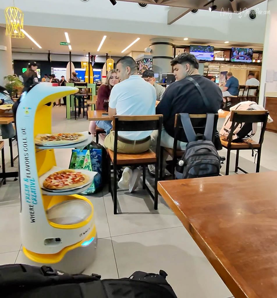 Robot delivering pizzas to diners at California Pizza Kitchen inside San José Airport.